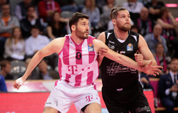 依旧保持着 依旧保持着